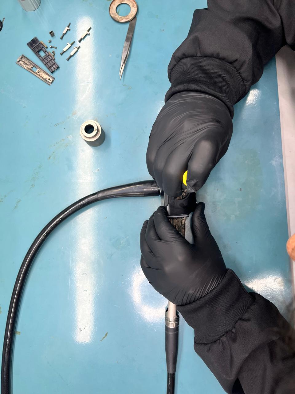 Técnico reparando endoscópio na bancada de teste da Promovendo