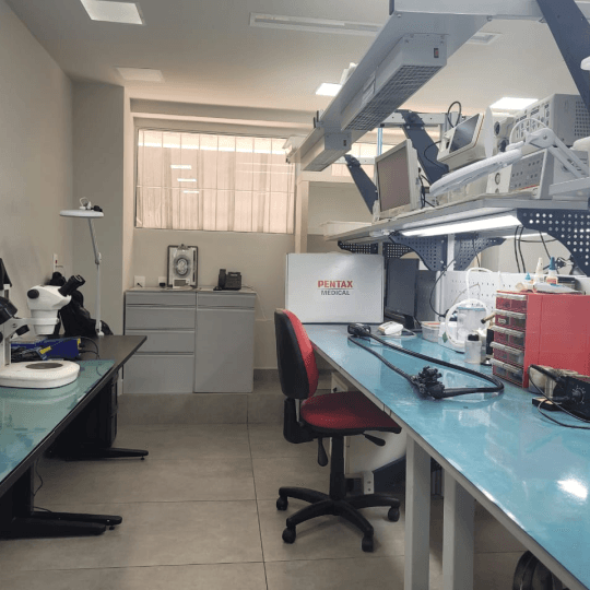 Laboratório de assistência técnica da Promovendo com bancadas e equipamentos Pentax